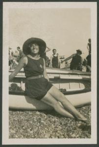 Ritratto femminile - Marieda Di Stefano in costume da bagno seduta su una barca - Genova: Pegli - Mare - Spiaggia