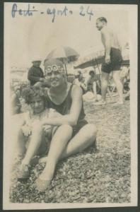 Ritratto femminile - Marieda Di Stefano con bambina sedute sulla spiaggia - Genova: Pegli - Mare - Ombrelloni