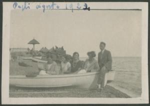 Ritratto femminile - Marieda Di Stefano con le sorelle Fulvia, Leli, e una coppia in una barca - Genova: Pegli - Mare - Spiaggia