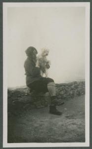 Ritratto femminile - Marieda Di Stefano con cane in braccio - Gressoney-La-Trinité - Monte Rosa - Alpi Pennine - Ghiacciaio Garstelet - Escursione alpinistica - Neve