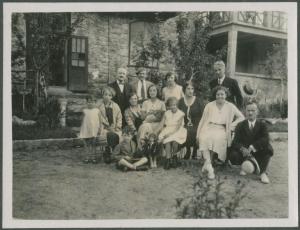 Ritratto di gruppo - Marieda Di Stefano con la madre Mariettina e altre donne, uomini, bambini - Challand-Saint-Anselme (Challant) - Albergo, pensione Miravalle