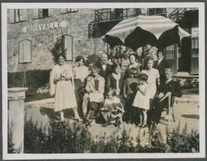 Ritratto di gruppo - Marieda Di Stefano con la madre Mariettina e altre donne, uomini, bambini - Challand-Saint-Anselme (Challant) - Albergo, pensione Miravalle - Ombrellone