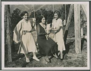 Ritratto di gruppo femminile - Marieda Di Stefano con altre due donne - Altalena - Cane - Challand-Saint-Anselme (Challant) - Albergo, pensione Miravalle - Giardino