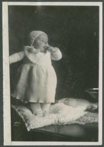 Ritratto infantile - Maria Teresa (Mia) Mendini neonata, gemella - Milano - Casa Di Stefano di via Giorgio Jan, 15