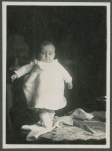 Ritratto infantile - Alessandro Mendini neonato, gemello - Milano - Casa Di Stefano di via Giorgio Jan, 15