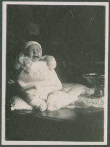 Ritratto infantile - Maria Teresa (Mia) Mendini neonata, gemella - Pianto, lacrime - Milano - Casa Di Stefano di via Giorgio Jan, 15