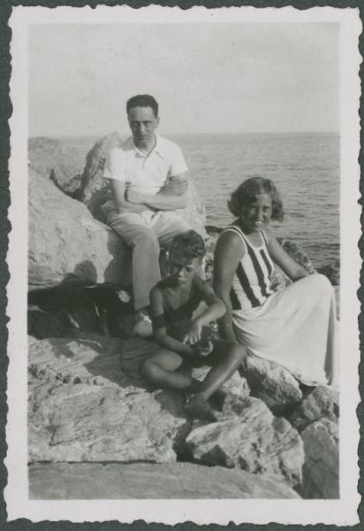Ritratto di gruppo - Marieda Di Stefano con Gigi Bosisio e Cesare Mendini seduti sugli scogli - Spotorno - Mare