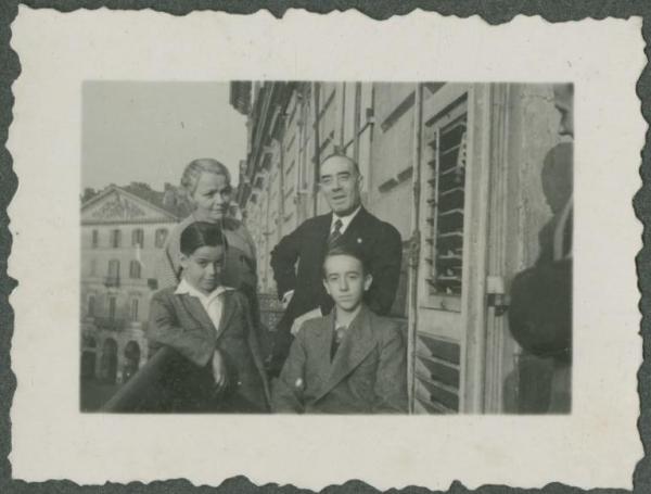 Ritratto di famiglia - Coppia con due ragazzi sul balcone - Torino - Casa - Palazzi