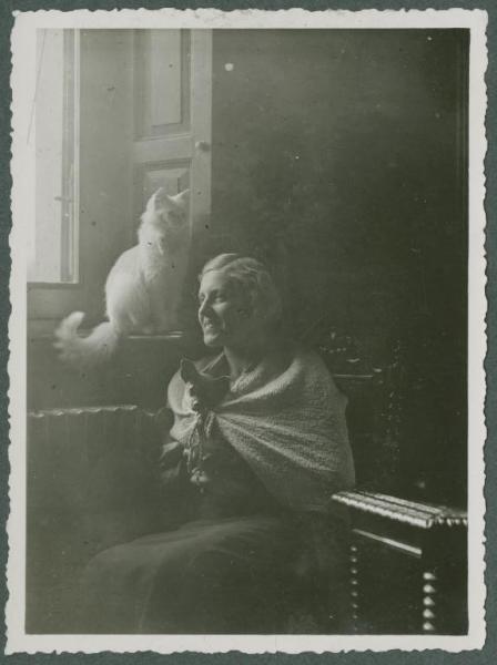 Ritratto femminile - Marieda Di Stefano seduta con Teté, cane, e Piumina, gatto - Interno - Casa - Finestra