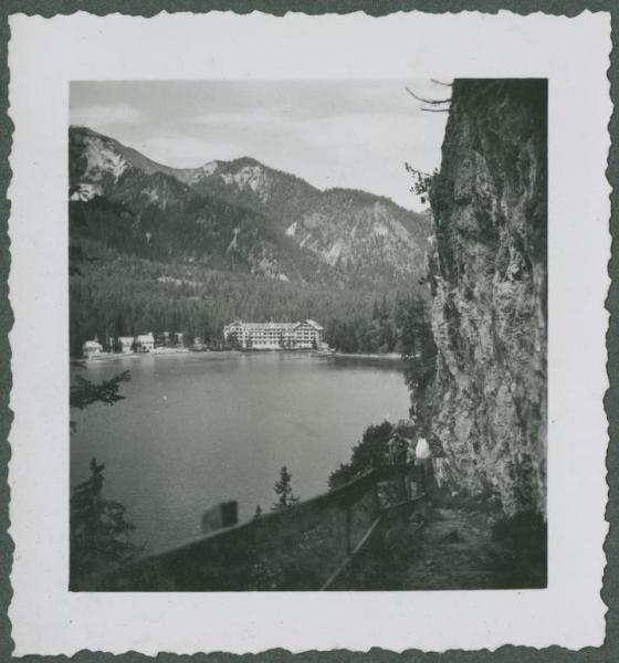 Braies - Lago di Braies - Albergo Pragser Wildsee - Dolomiti - Marieda Di Stefano sul sentiero