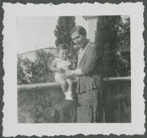 Ritratto di famiglia - Mariettina Di Stefano con la nipote Rita Di Stefano seduta su un muretto - Varenna - Casa - Giardino