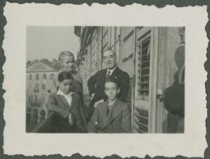 Ritratto di famiglia - Coppia con due ragazzi sul balcone - Torino - Casa - Palazzi