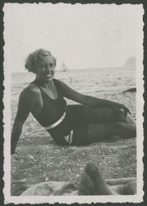Ritratto femminile - Marieda Di Stefano sdraiata sulla spiaggia in costume da bagno - Spotorno - Mare