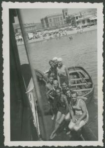 Ritratto di gruppo - Ragazzi e ragazze in costume da bagno su una barca - Albissola - Mare