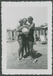 Ritratto di gruppo femminile - Marieda Di Stefano con altre donne, in costume da bagno con pallone - Alassio - Spiaggia - Stabilimento balneare - Ombrelloni - Sdraio