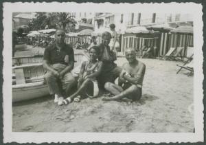 Ritratto di gruppo - Marieda Di Stefano con uomo e altra coppia - Alassio - Stabilimento balneare - Spiaggia