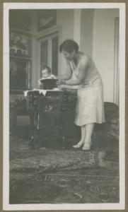 Ritratto di famiglia - Donna con neonato/ neonata in un cilindro - Interno - Casa