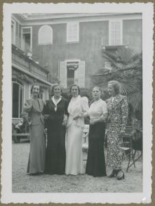 Ritratto di gruppo femminile - Matrimonio - Marieda Di Stefano con Margherita sposa e altre donne - Meina - Palazzo - Esterno - Cortile