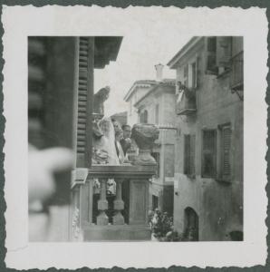 Ritratto di gruppo - Matrimonio - Nozze Nastri Calvi - Netta con il marito, sposi, sul balcone con altri ragazzi - Esterno - Balcone - Persone ai balconi e per strada