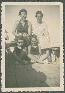 Ritratto di famiglia - Fulvia Di Stefano con i figli, gemelli, Alessandro e Maria Teresa (Mia) Mendini e la madre Mariettina sulla barca - Grado - Mare