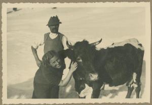 Ritratto di coppia - Marieda Di Stefano con un vitello e il suo pastore - Braies: altopiano Prato Piazza - Esterno - Neve