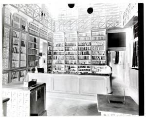 Milano - Castello Sforzesco - Civica Biblioteca - interno di una sala - libri - arredi