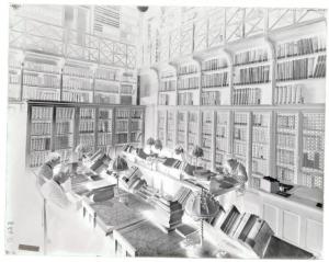 Milano - Castello Sforzesco - Civica Biblioteca - interno di una sala di consultazione - studiosi intenti nella lettura - libri - arredi