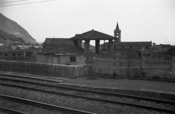 Viaggio verso l'Africa. Vedute dal finestrino del treno: edificio in costruzione e il campanile di una chiesa