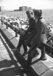 Viaggio verso l'Africa. Napoli: ritratto di coppia, due giovani militari in divisa posano sul lungomare