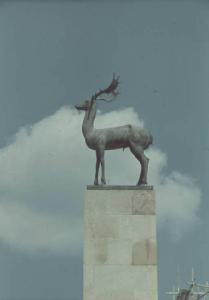 Prima Mostra Triennale delle Terre Italiane d'oltremare - padiglione di Rodi - scultura in bronzo "Cervo di Rodi" di Ettore Sannino