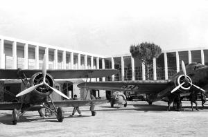 Prima Mostra Triennale delle Terre Italiane d'oltremare - padiglione della Marina e dell'Aeronautica - piazzale antistante - esposizione di aerei da guerra