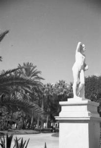 Viaggio verso l'Africa. Napoli - parco pubblico - statua