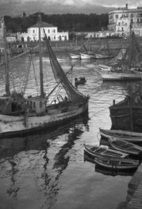 Viaggio verso l'Africa. Porto di Napoli - imbarcazioni mercantili a vela ormeggiate in banchina