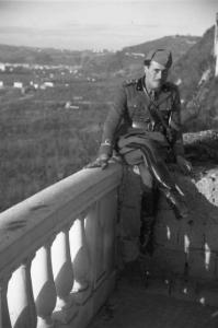 Viaggio verso l'Africa. Napoli: ritratto maschile, militare seduto sul parapetto di un belvedere