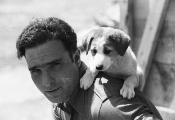 Viaggio in Africa. Mai Edaga - ritratto maschile - militare italiano con cucciolo di cane