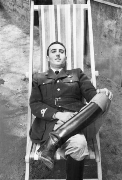 Viaggio in Africa. Ritratto maschile - militare italiano - Carletti seduto su una sedia a sdraio