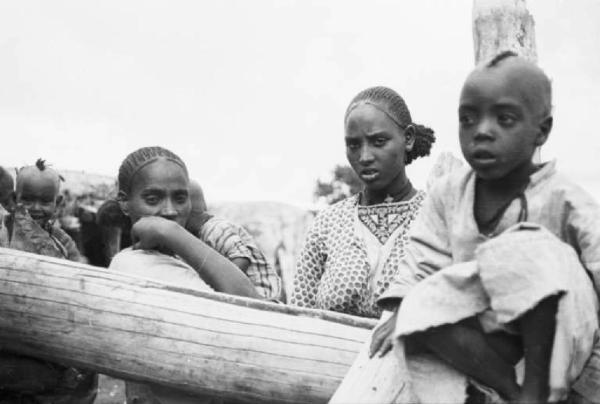 Viaggio in Africa. Ritratto di gruppo - donne indigene e bambino