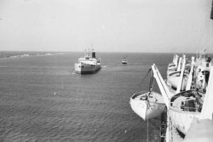 Viaggio in Africa. Porto Said - ingresso del Canale di Suez - scialuppe del piroscafo "Vulcania" - nave mercantile