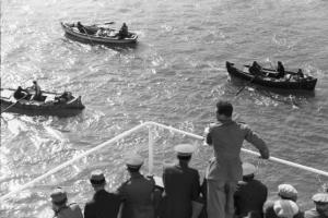 Viaggio in Africa. Porto Said - ingresso del Canale di Suez - imbarcazioni a remi - militari a bordo del piroscafo "Vulcania"