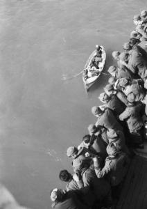 Viaggio in Africa. Porto Said - ingresso del Canale di Suez - militari a bordo del piroscafo "Vulcania" - imbarcazione a remi sottobordo