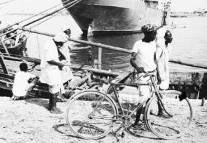 Viaggio in Africa. Massaua - porto - indigeno con bicicletta