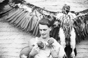 Viaggio in Africa. Mai Edaga - ritratto maschile - militare italiano a lato del cadavere di un rapace - regge due cuccioli di cane