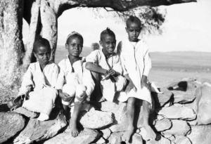 Viaggio in Africa. Afalba - ritratto di gruppo - bambini indigeni