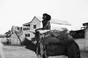 Viaggio in Africa. Massaua - ritratto maschile - indigeno a dorso di cammello