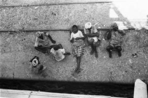 Viaggio in Africa. Porto di Massaua - scaricatori indigeni in riposo