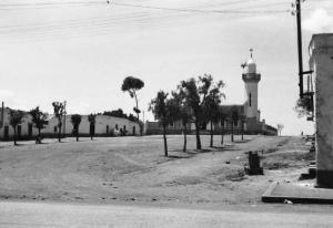 Viaggio in Africa. Massaua - piazza alberata - moschea con minareto