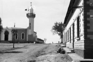Viaggio in Africa. Massaua - strada in terra battuta - moschea con minareto