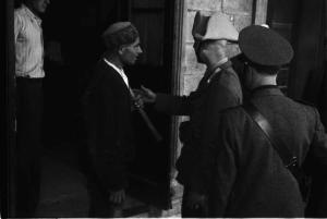 Viaggio in Jugoslavia. Sebenico: ufficiale Ustascia parla con un anziano abitante della città nei pressi della stazione