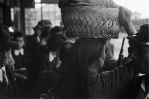 Viaggio in Jugoslavia. Sebenico: donna di spalle alla stazione prima della partenza del treno