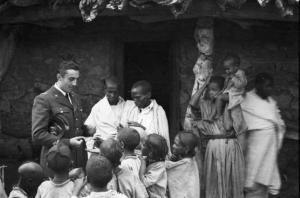 Viaggio in Africa. Militare italiano - Carletti con un gruppo di bambini indigeni